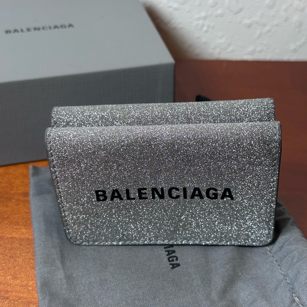 Balenciaga 551921 Metallic Silver Glitter
Everyday Mini Bifold Wallet - Picture 11 of 11